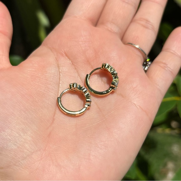 18K Gold Plated Flower Teal Stone Small Hoop Earrings - Picture 3 of 6